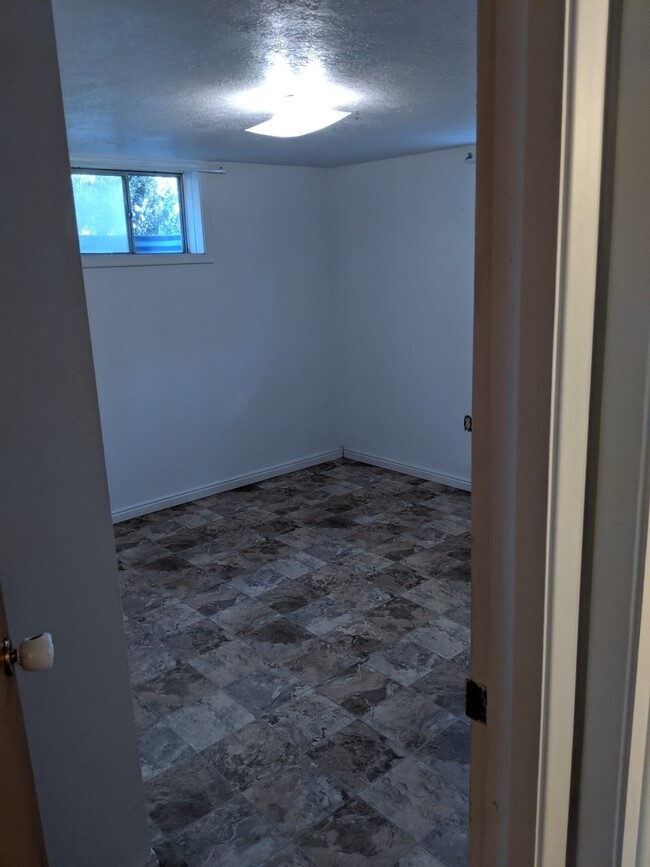 Building Photo - 2 bedroom 1 bath basement duplex with larg...