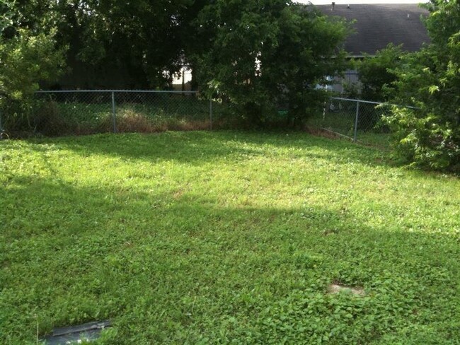 Building Photo - 12311 Dellrey Dr
