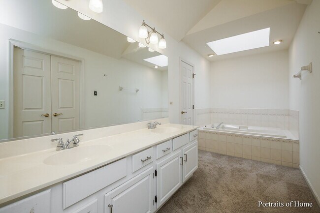 Building Photo - 2755 Newport Dr