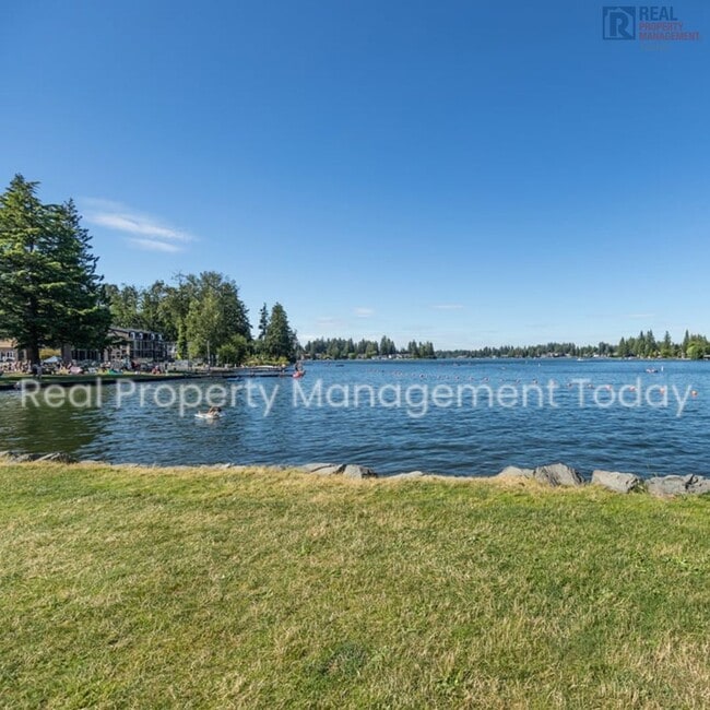 Building Photo - Cozy 2 Bedroom Townhouse + Garage Near Lak...