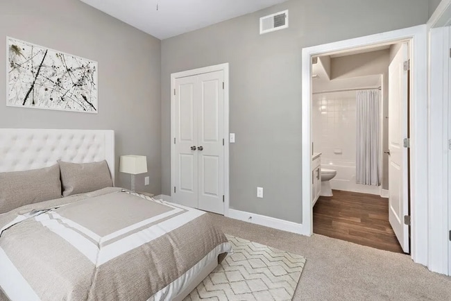 Building Photo - Chic Home with $500 Bonus