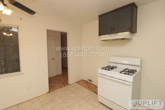 Building Photo - 3-Bedroom, 2-Bathroom w/ Garage + Washer/D...