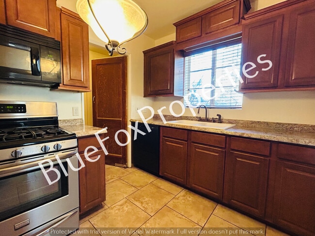 Building Photo - 3021 E Linden St