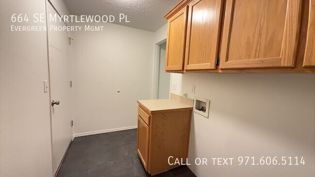 Building Photo - 664 SE Myrtlewood Pl