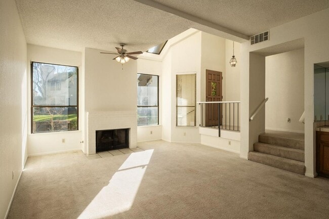 Building Photo - Spacious 2 bed 2 bath downtown condo