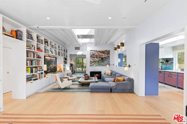Building Photo - 7038 Dume Dr