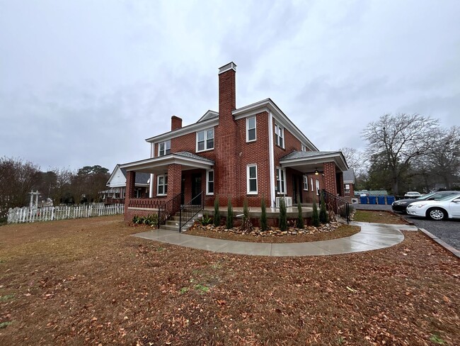 Building Photo - Attention UofSC students