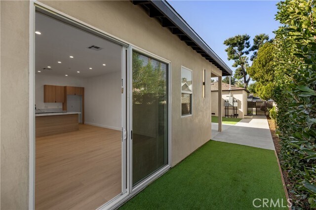 Building Photo - 6950 Amestoy Ave