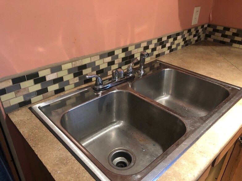 Kitchen Sink - 1221 W Walnut St