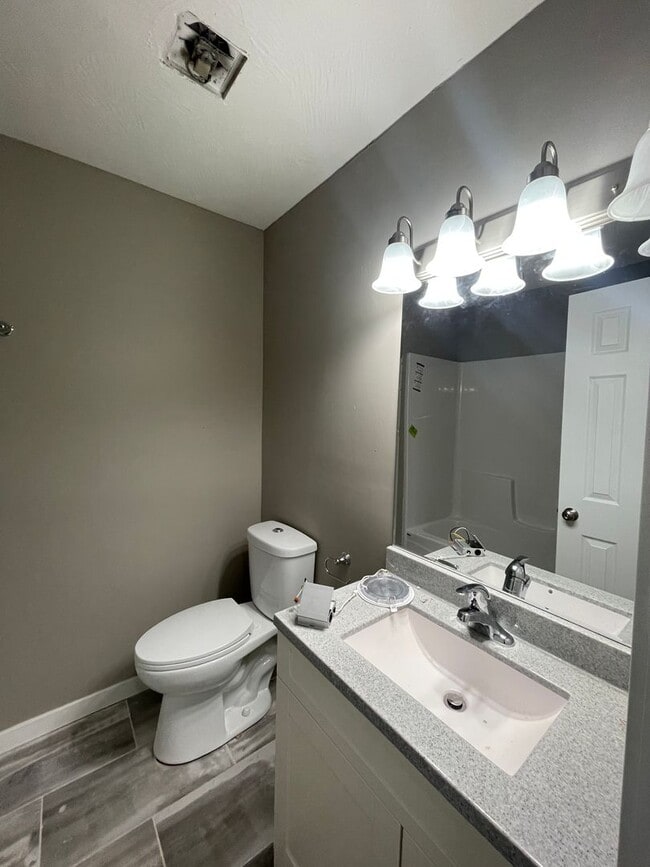 Building Photo - Updated and Located near Mercy Hospital!  ...