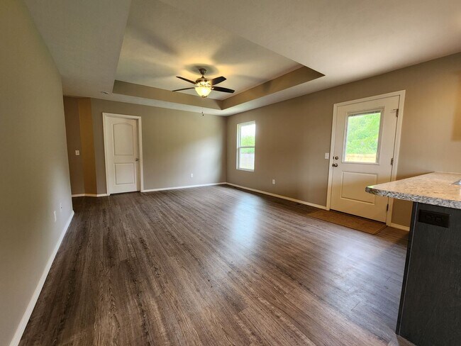 Building Photo - Spacious 3-Bedroom, 2-Bathroom Home AVAILA...