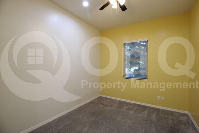Building Photo - 1086 S Vine St