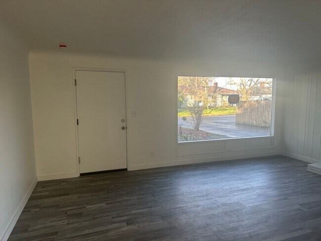 Building Photo - Updated 3 bedroom 1 bath home with large yard!