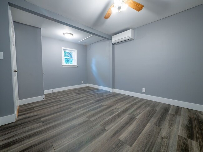 Building Photo - Detached 2BR Home with Mini-Split A/C, Sol...