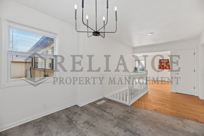 Building Photo - 900 N Brownthrush Ln