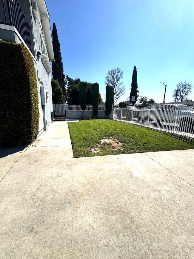 Building Photo - 728 E Grand Ave