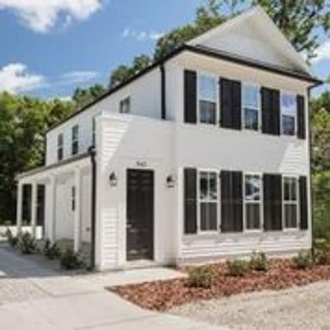 Building Photo - 4 Bedroom, 4 Bathroom House