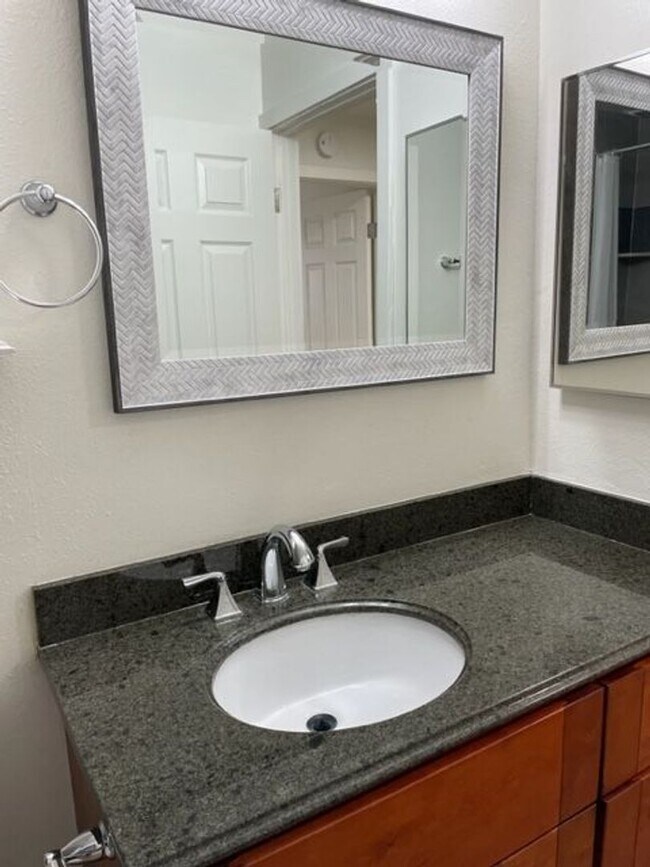 Building Photo - Beautiful 2 Bedroom Apartment in Whittier with Move in Special