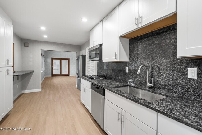 Building Photo - 42 Arno St