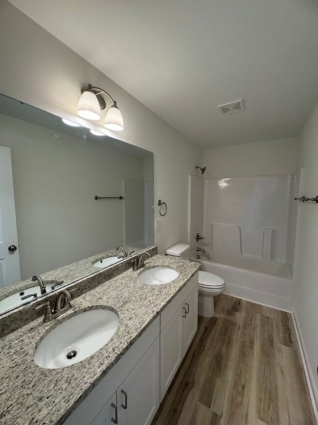 Building Photo - 4 Bedrooms! 1st Month's Rent Free!!
