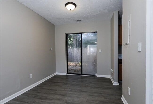 Building Photo - 7000 Oakhill Cir