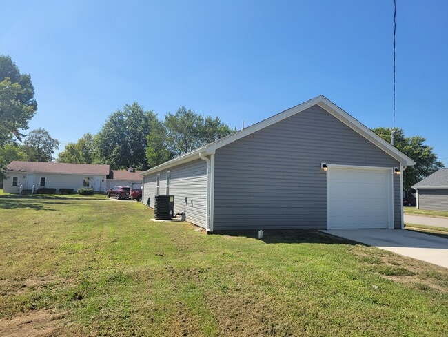 Building Photo - 523 N Tom St
