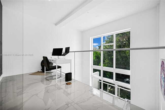 Building Photo - 455 NE 39th St