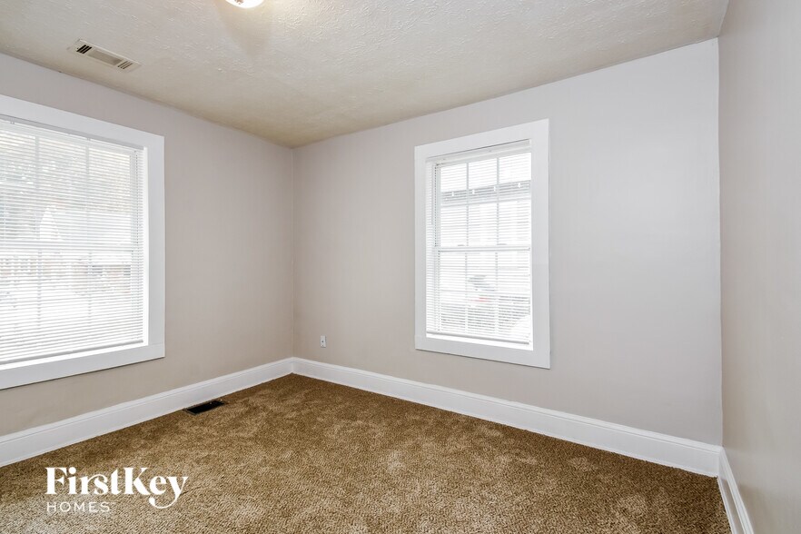 Building Photo - 1583 Pineview Terrace SW