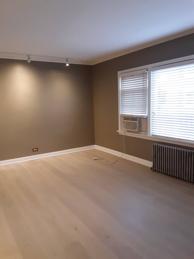 Primary Photo - Spacious 1 Bed Apartment in Great Evanston...