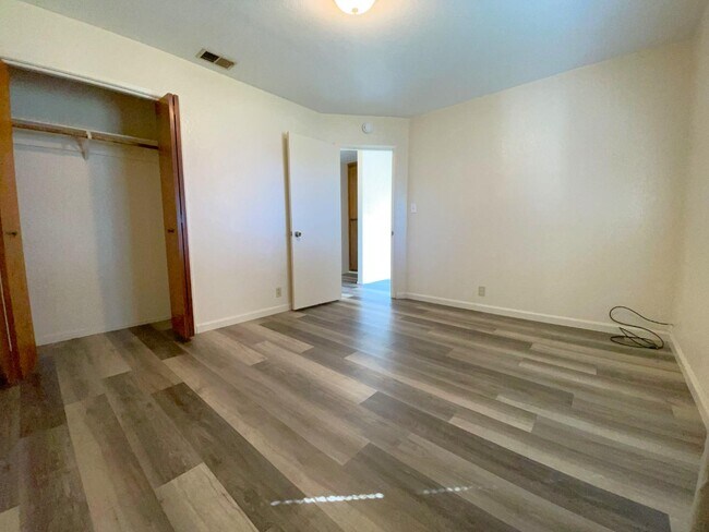 Building Photo - 302 Lovell Way