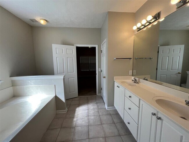 Building Photo - 9679 Greythorne Way