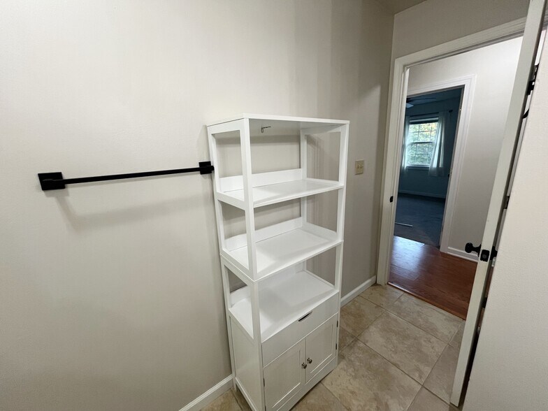 Building Photo - 25A Pine Ln