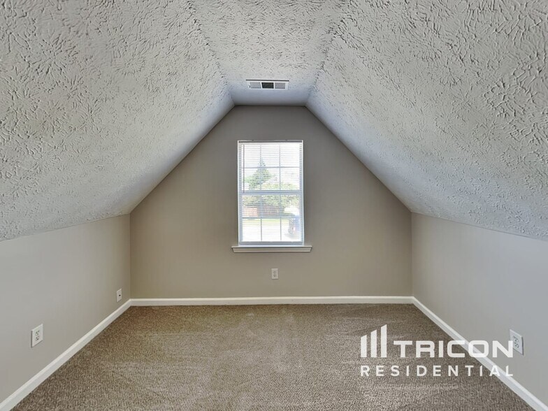Building Photo - 605 Highpoint Wy