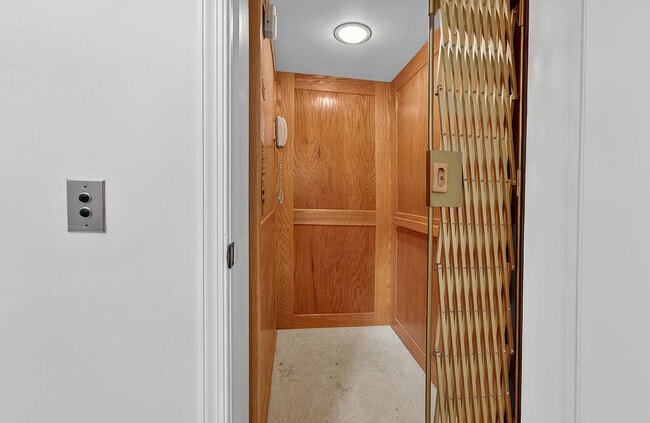 Building Photo - 9673 Shadybrook Dr