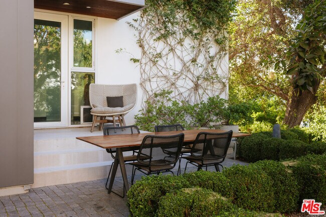 Building Photo - 2651 Nichols Canyon Rd