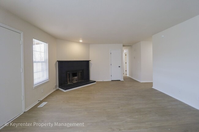 Building Photo - E 31st Ct Duplex