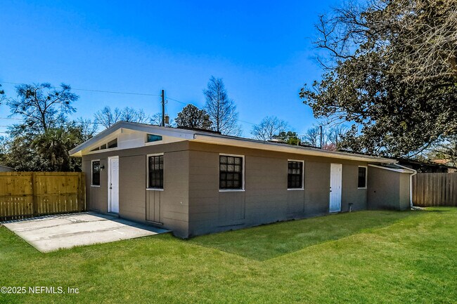 Building Photo - 7613 Crest Dr N