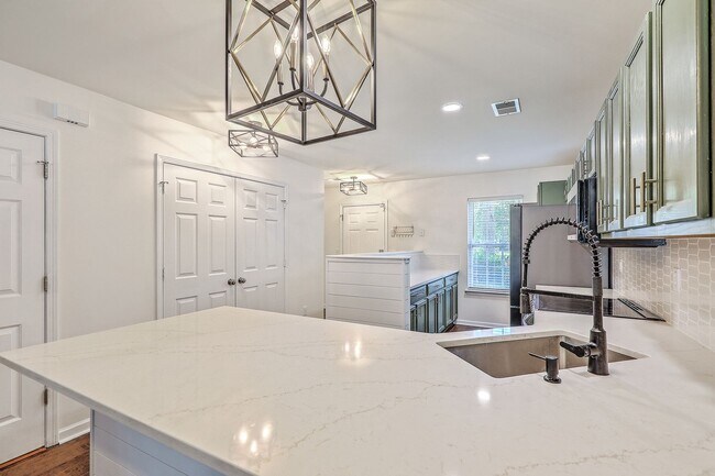 Building Photo - Charming 3-Bedroom Townhome in Summer Wood...