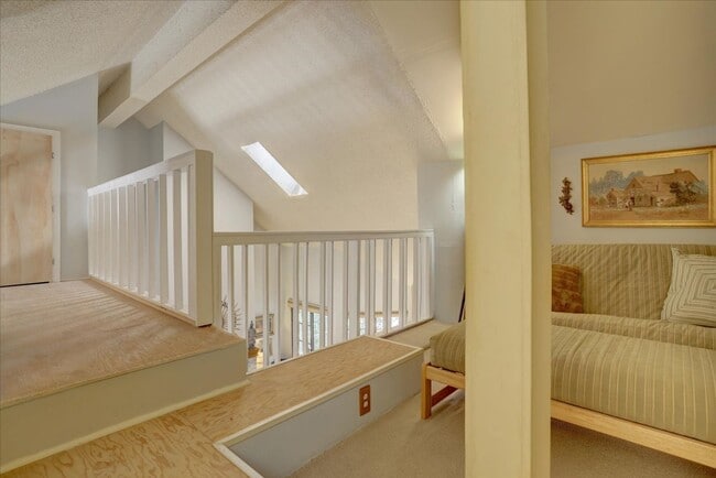 Building Photo - Top Floor FURNISHED 1 Bed/Office/Loft in P...
