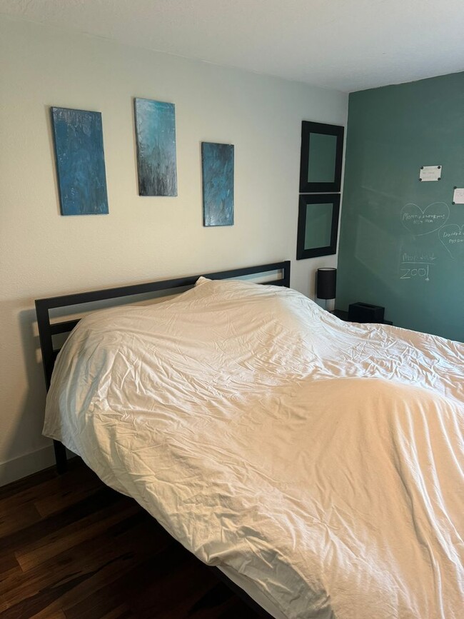 Building Photo - The Urban Sanctuary an adorable SHORT OR L...