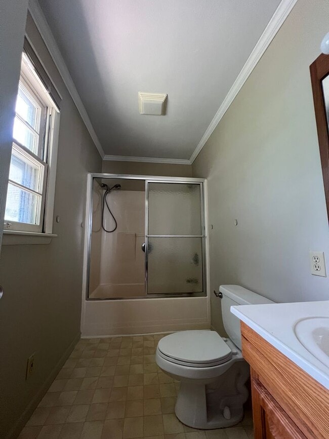 Building Photo - 3 bedroom/2 bath house close to KU with washer/dryer