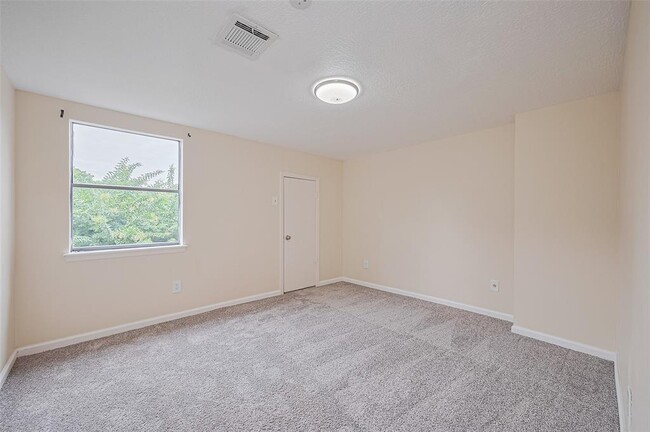 Building Photo - 2107 Shadowbriar Dr