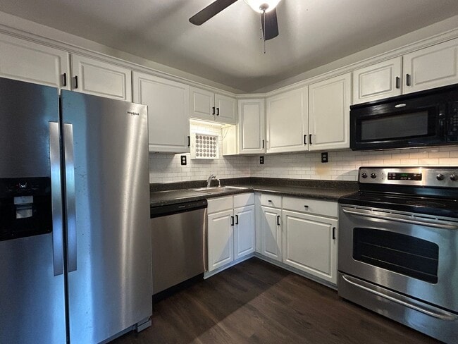 Building Photo - Cute Studio, Big Porch, Great Location!