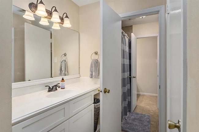 Building Photo - 2 Bedroom, 1.5 Bath Townhome – Modern Comf...