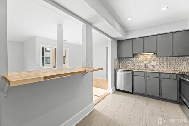 Building Photo - 3226 Sayre Dr