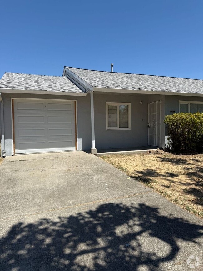 Building Photo - Updated duplex