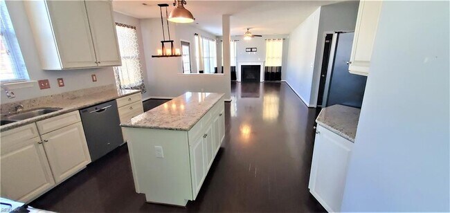 Building Photo - 2145 Bellflower Wy