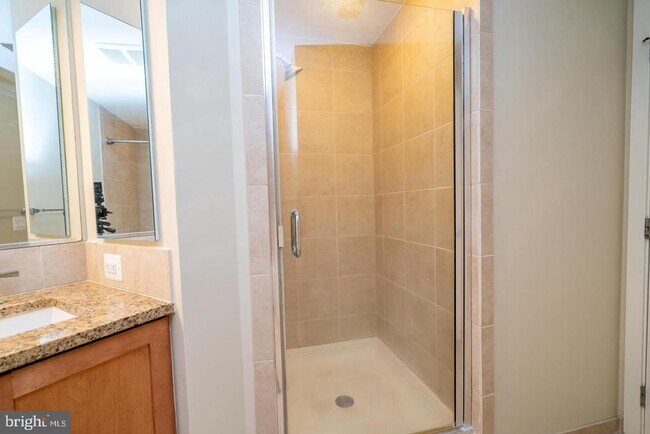 Building Photo - 888 N Quincy St