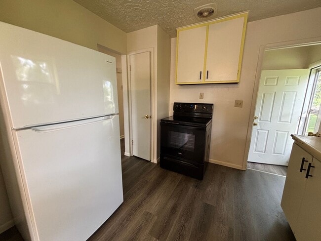 Building Photo - 3 Bedroom House Available Now!!