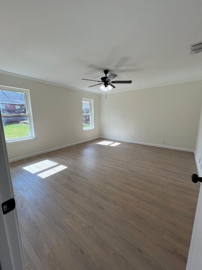 Building Photo - Welcome to this inviting 3-bedroom, 2-bathroom home in the heart of Cleburne, perfectly suited fo...